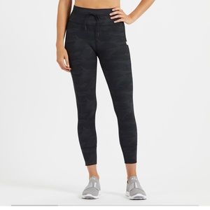 Vuori - Daily Legging in Black Camo